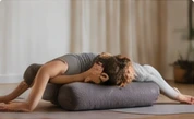 Yin Yoga: beispielhafte Yogapraxis im hellen Studio
